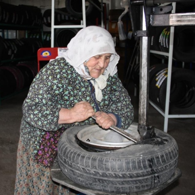 Vesil Akin (71) radi kao vulkanizerka